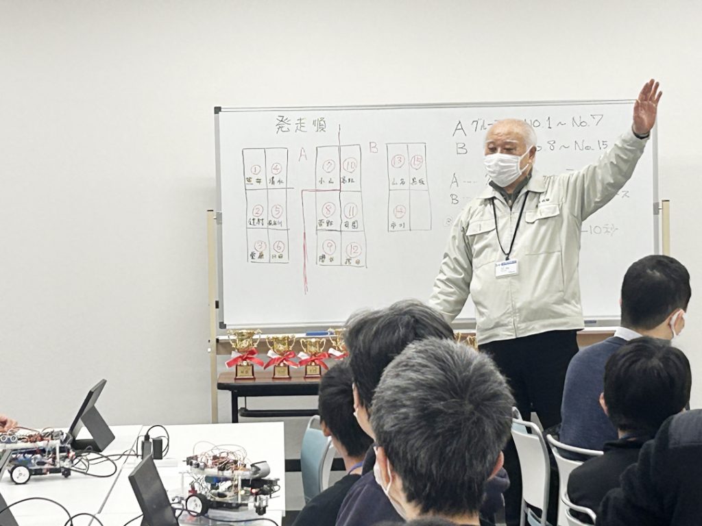 競技説明をする平井先生